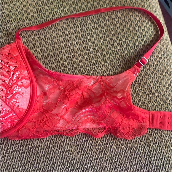 Beautiful red lace VS bra - Picture 3 of 7